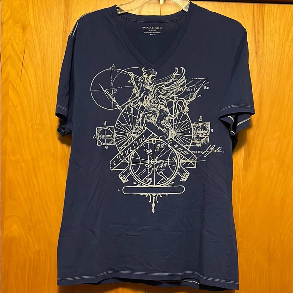 Banana Republic Dark Blue Graphic V-Neck Tee Size Large
